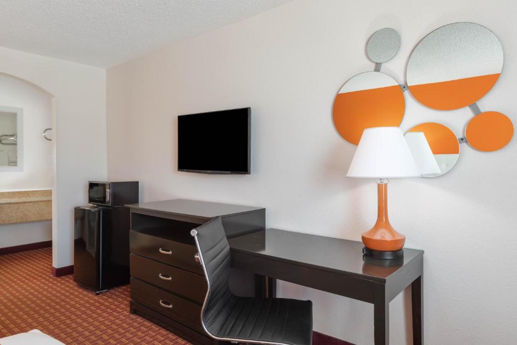 Howard Johnson by Wyndham Rock Hill - image 5