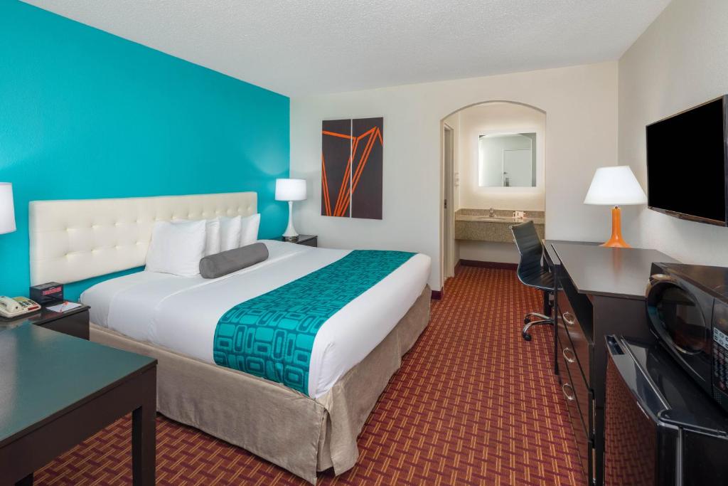 Howard Johnson by Wyndham Rock Hill - image 7