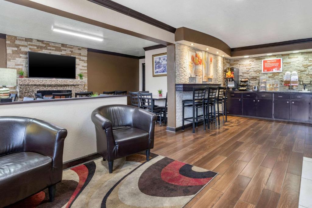 Econo Lodge Rock Hill - image 3