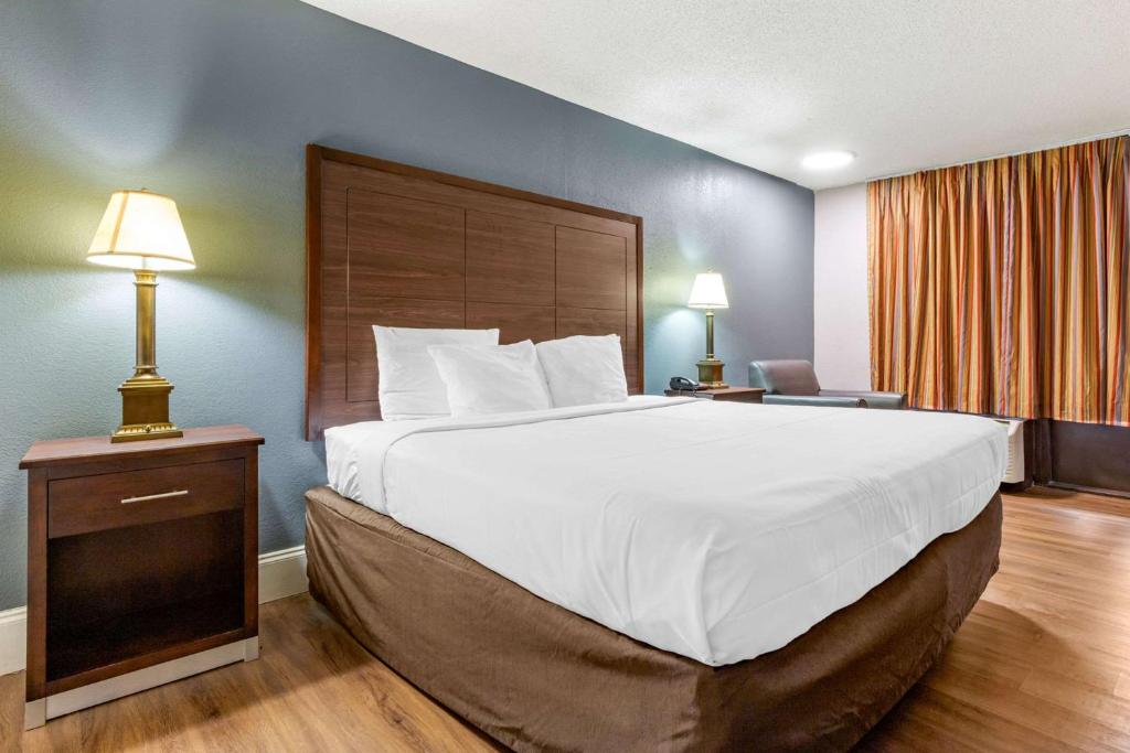 Econo Lodge Rock Hill - image 4