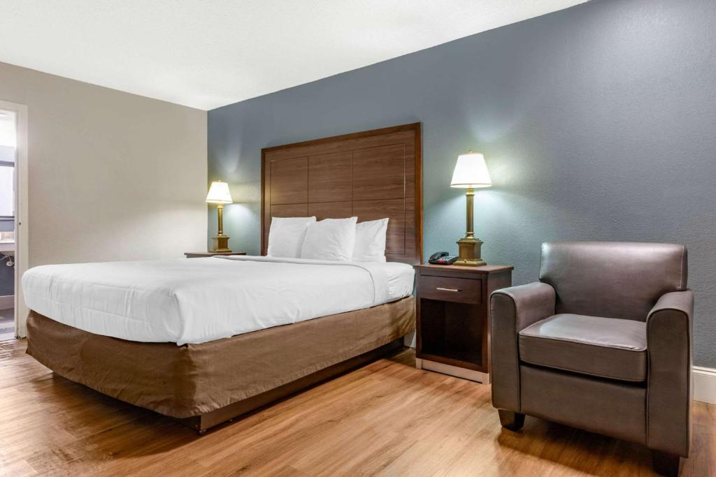 Econo Lodge Rock Hill - image 5
