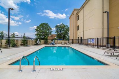 Comfort Inn & Suites - image 10
