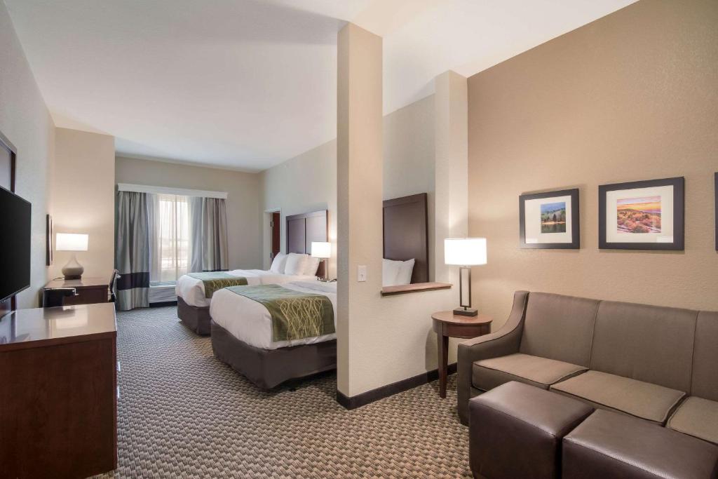 Comfort Inn & Suites - image 3