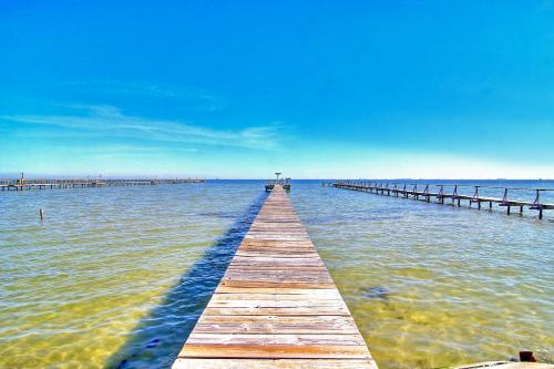 Historical Waterfront Cottage! Private 20 foot pier! Amazing water views - main image
