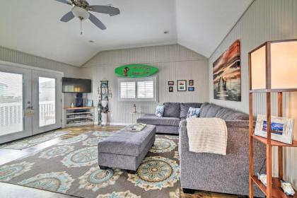 Pet Friendly Cottage with Grill and Yard 5mi to Beach Texas