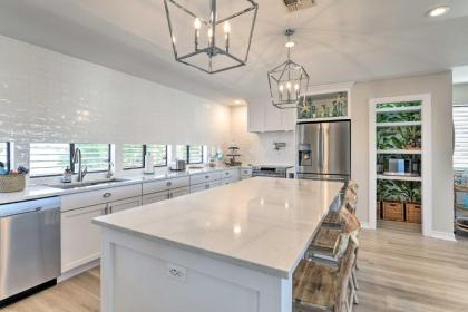 Gorgeous Waterfront Home Near Rockport Beach! - image 15