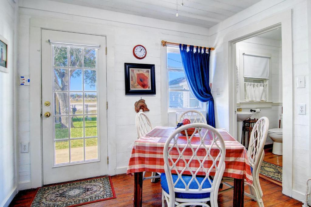 Joys Beach Cottage - main image