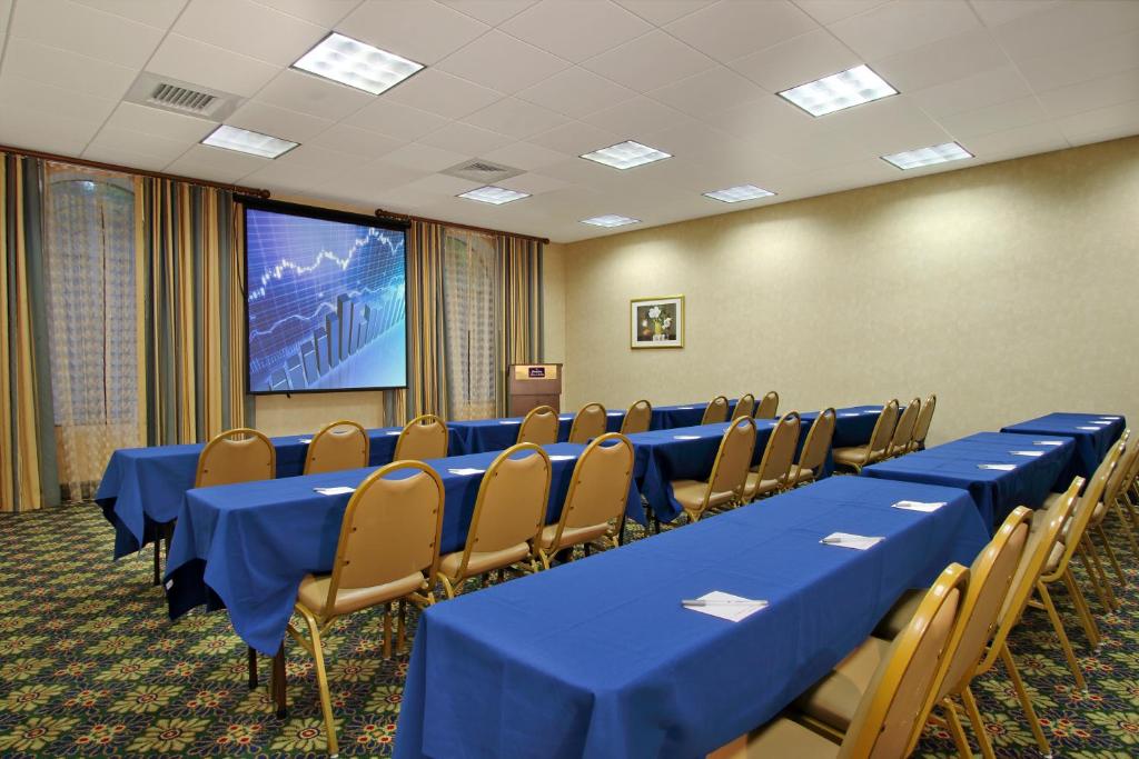 Hampton Inn & Suites By Hilton - Rockville Centre - image 2