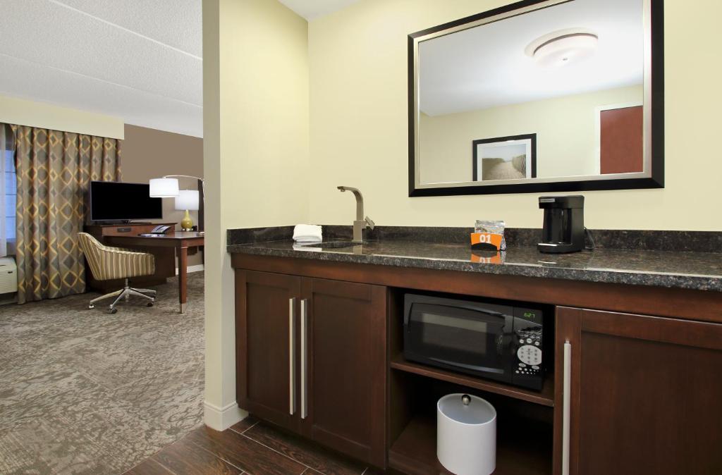 Hampton Inn & Suites By Hilton - Rockville Centre - image 5