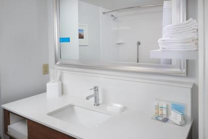 Hampton Inn & Suites Rogers - image 16
