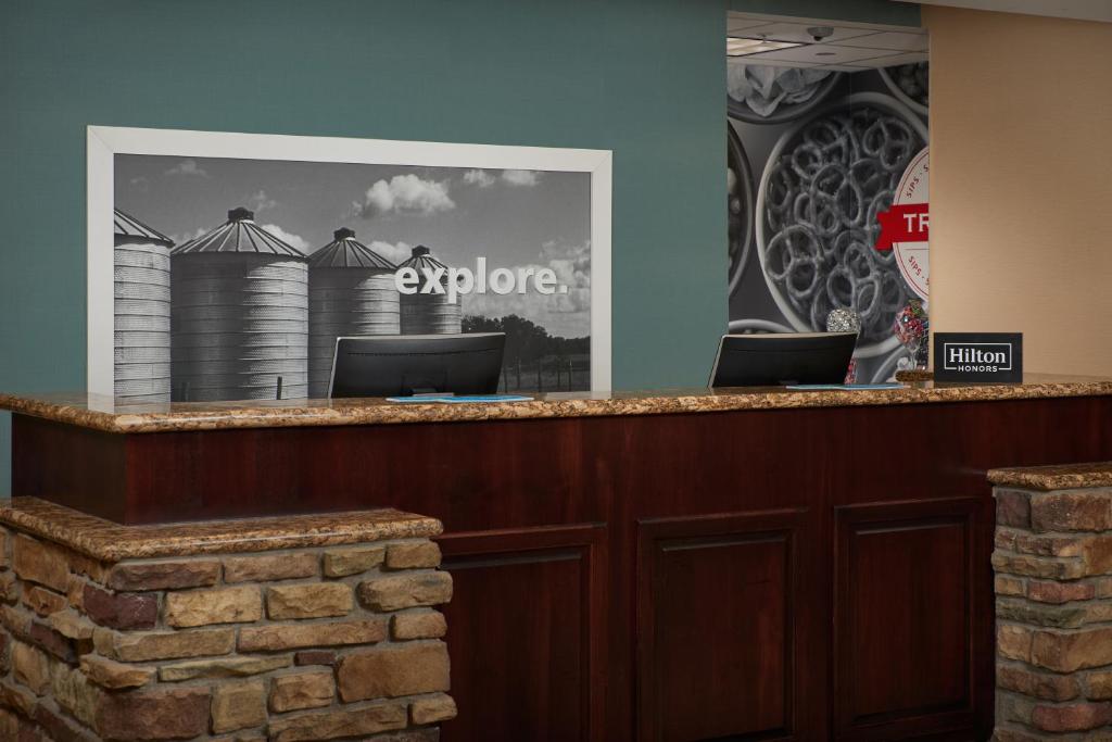Hampton Inn & Suites Rogers - image 2