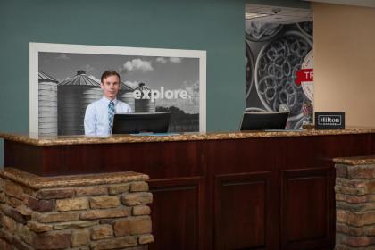 Hampton Inn & Suites Rogers - image 3