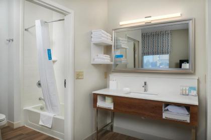Hampton Inn & Suites Rogers - image 6