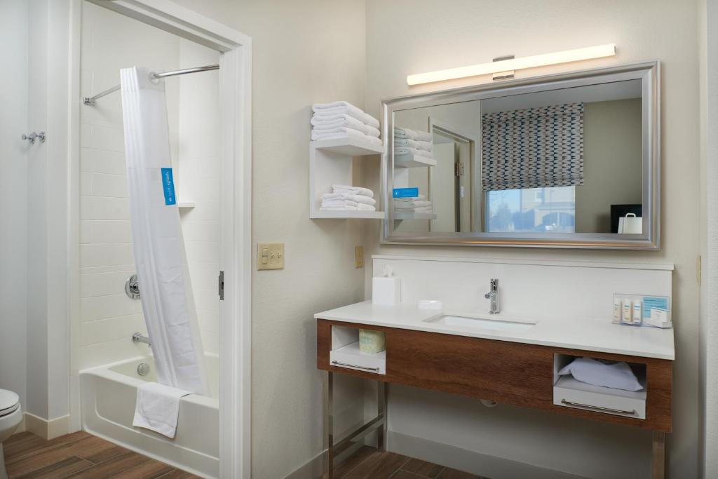 Hampton Inn & Suites Rogers - image 6