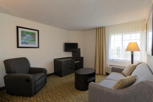 Candlewood Suites Rogers-Bentonville an IHG Hotel - image 4