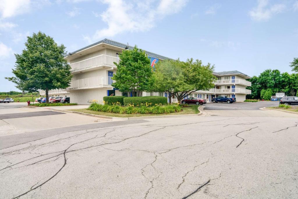 Motel 6-Rolling Meadows IL - Chicago Northwest - image 2
