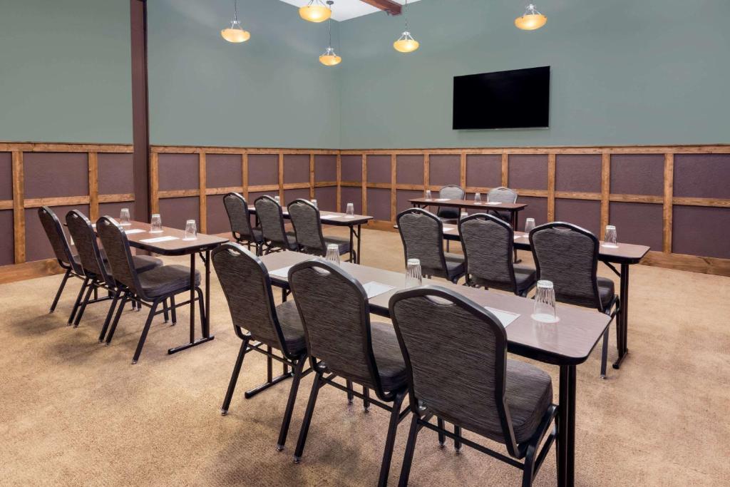 Hawthorn Suites by Wyndham Rome - image 6