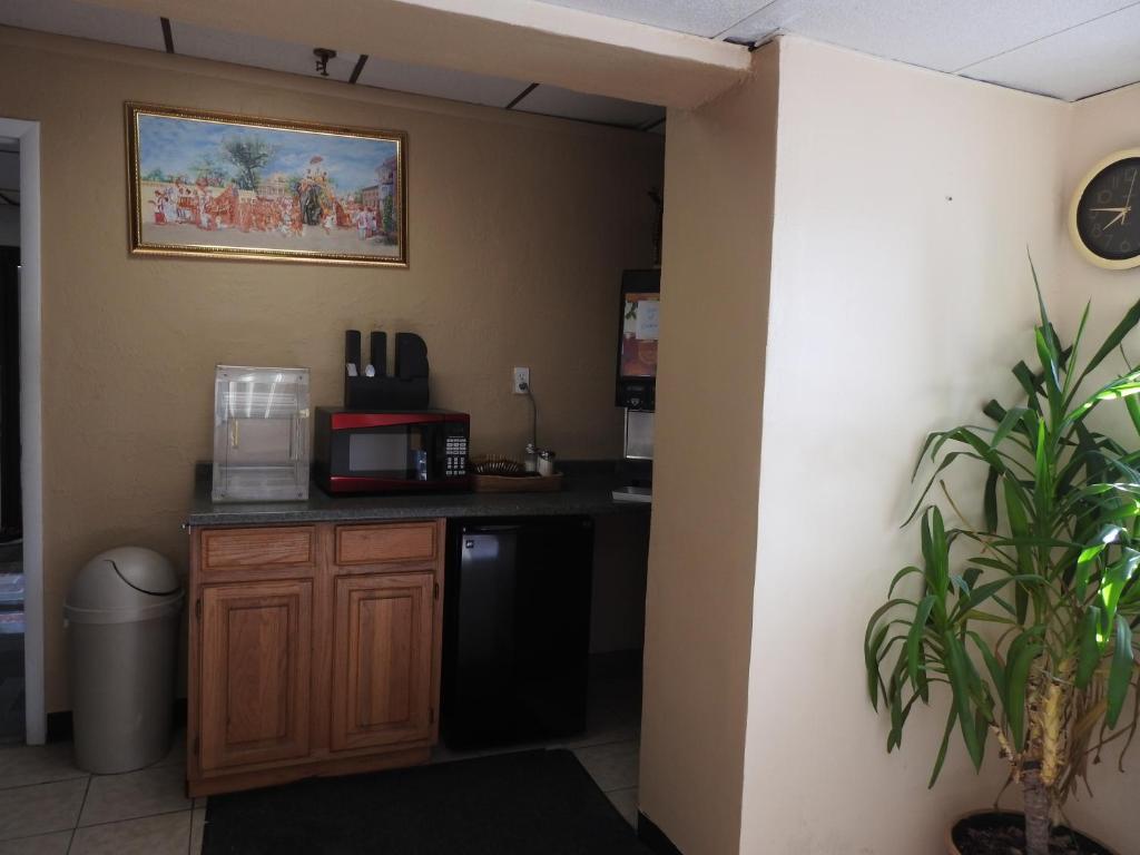 Relax Inn - image 5