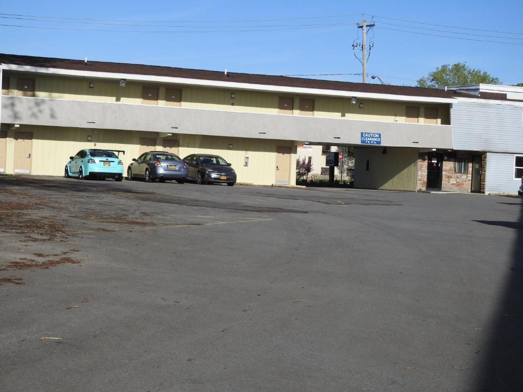 Relax Inn - image 6