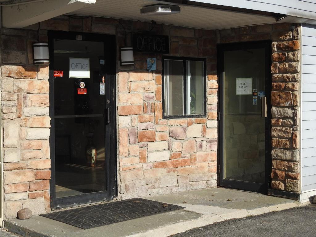 Relax Inn - image 7