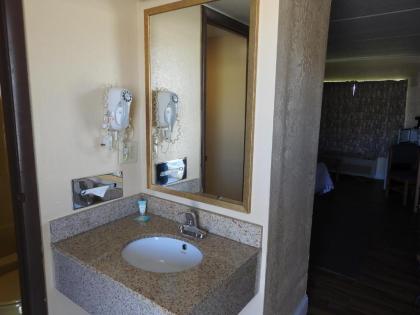 Relax Inn - image 8