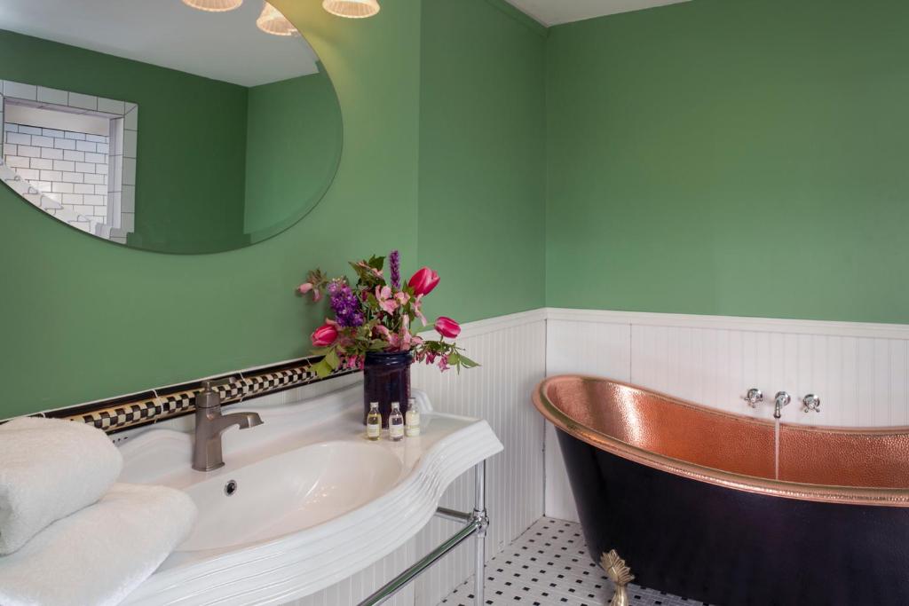 Yale Manor B&B & Yurt Glamping - image 4