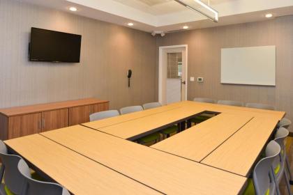 SpringHill Suites by Marriott Detroit - image 9