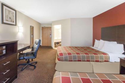 Travelodge by Wyndham Romulus Detroit Airport - image 13