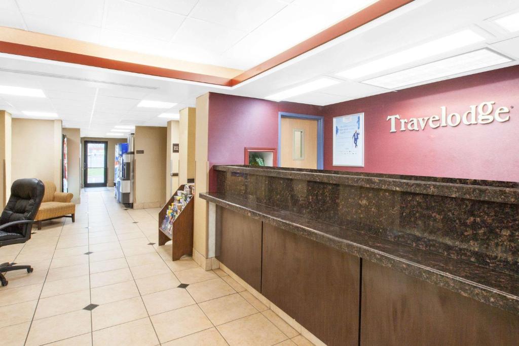 Travelodge by Wyndham Romulus Detroit Airport - image 5