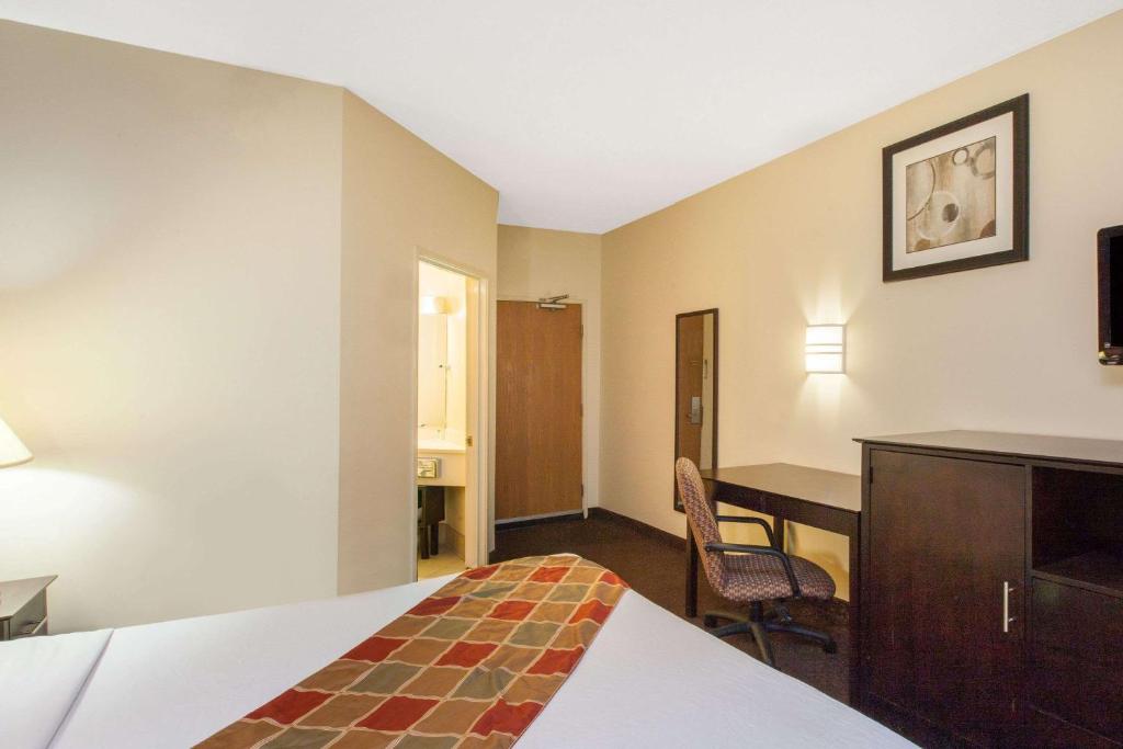 Travelodge by Wyndham Romulus Detroit Airport - image 6