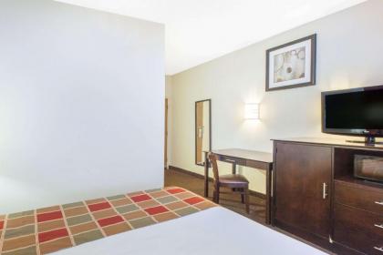 Travelodge by Wyndham Romulus Detroit Airport - image 9