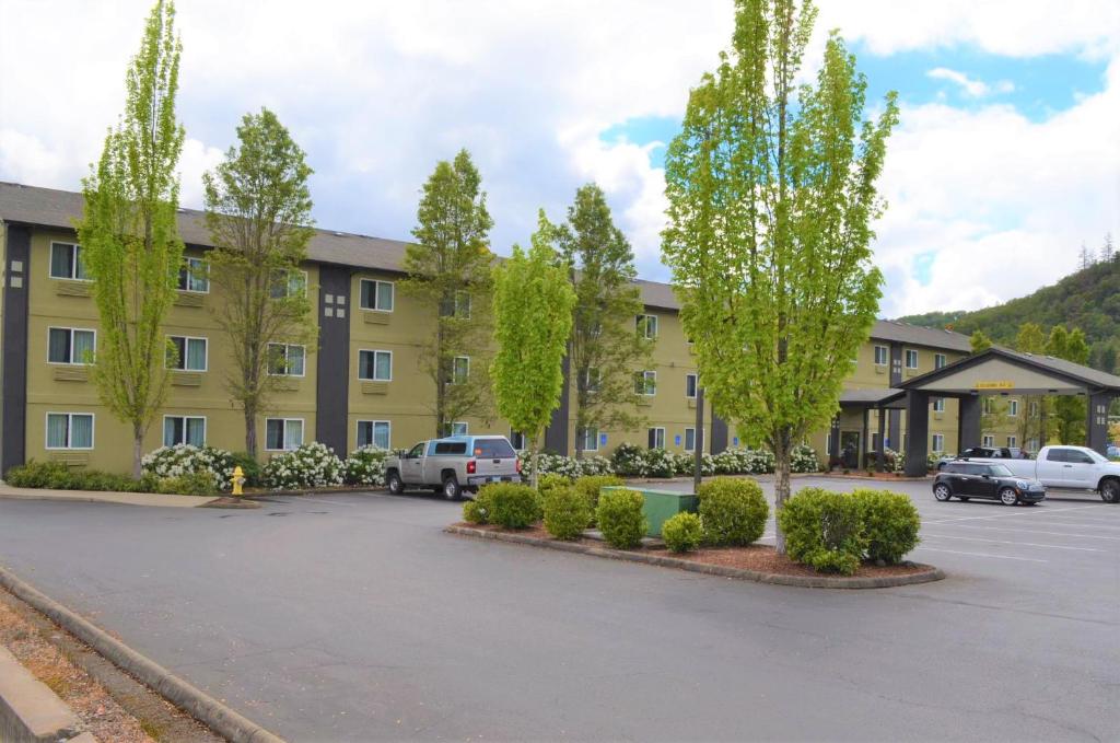 Super 8 by Wyndham Roseburg - main image
