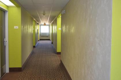 Super 8 by Wyndham Roseburg - image 14