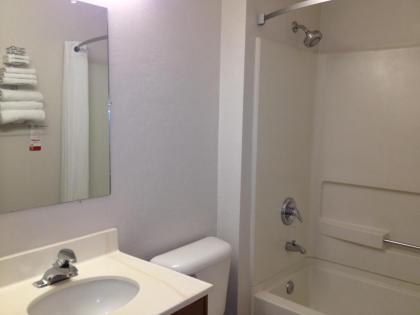Super 8 by Wyndham Roseburg - image 2