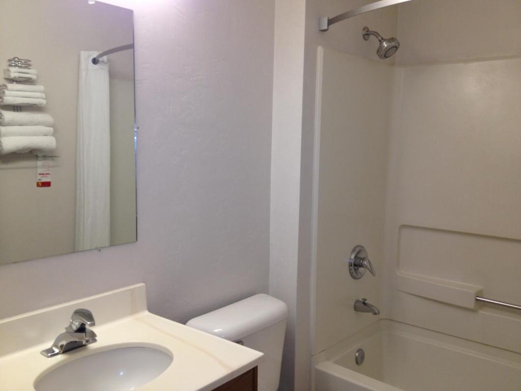 Super 8 by Wyndham Roseburg - image 2