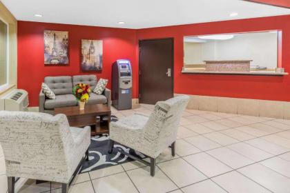 Super 8 by Wyndham Roseburg - image 3
