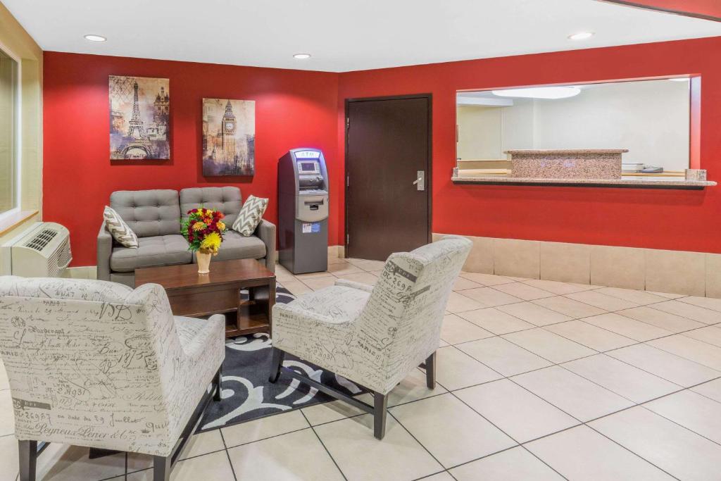 Super 8 by Wyndham Roseburg - image 3