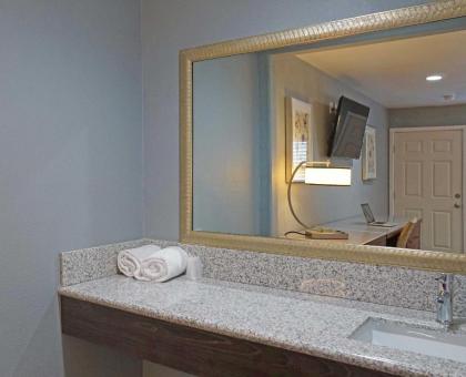 Del Mar Motel - image 12