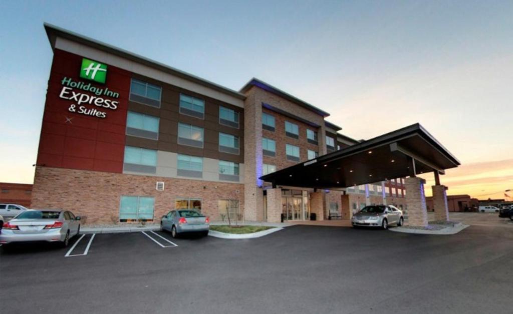 Holiday Inn Express & Suites - Detroit North - Roseville an IHG Hotel - main image