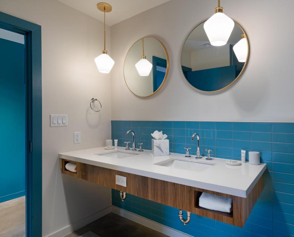 The Ruby Hotel - image 2