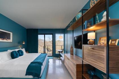 The Ruby Hotel - image 5