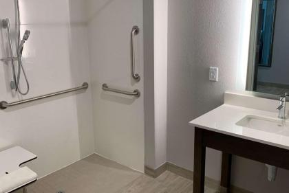 La Quinta Inn & Suites by Wyndham Round Rock East - image 10