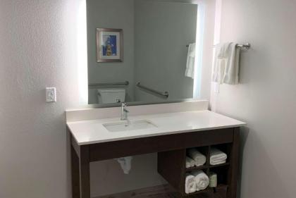 La Quinta Inn & Suites by Wyndham Round Rock East - image 15