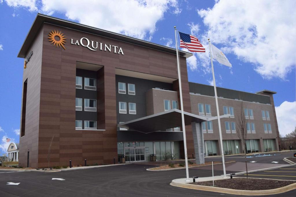 La Quinta Inn & Suites by Wyndham Round Rock East - image 2