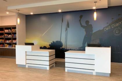 La Quinta Inn & Suites by Wyndham Round Rock East - image 3