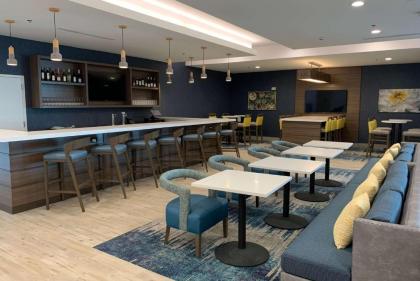 La Quinta Inn & Suites by Wyndham Round Rock East - image 5