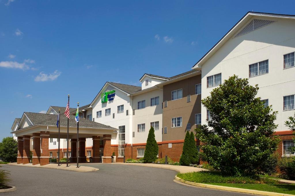 Holiday Inn Express & Suites Charlottesville - Ruckersville an IHG Hotel - main image