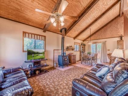 Mockingbird Cabin 3 Bedrooms Sleeps 8 - image 3