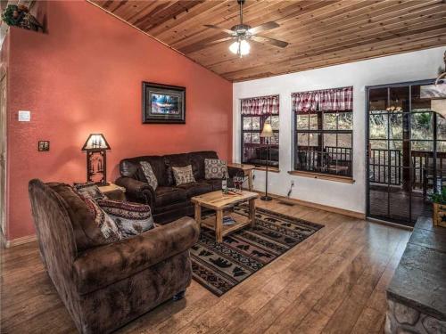 Garey's Deer Haven 3 Bedrooms Sleeps 8 Pet Friendly Gas Fireplace - main image