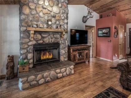 Garey's Deer Haven 3 Bedrooms Sleeps 8 Pet Friendly Gas Fireplace - image 3
